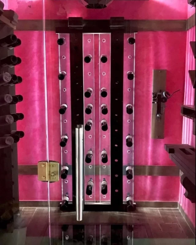 Cava de vinos con pared iluminada
