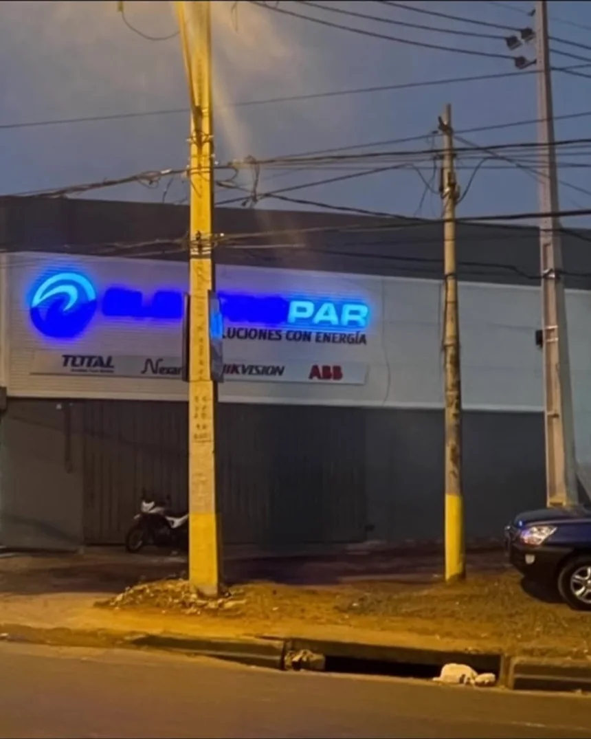 Fachada del local de Electropar desde la vereda de enfrente