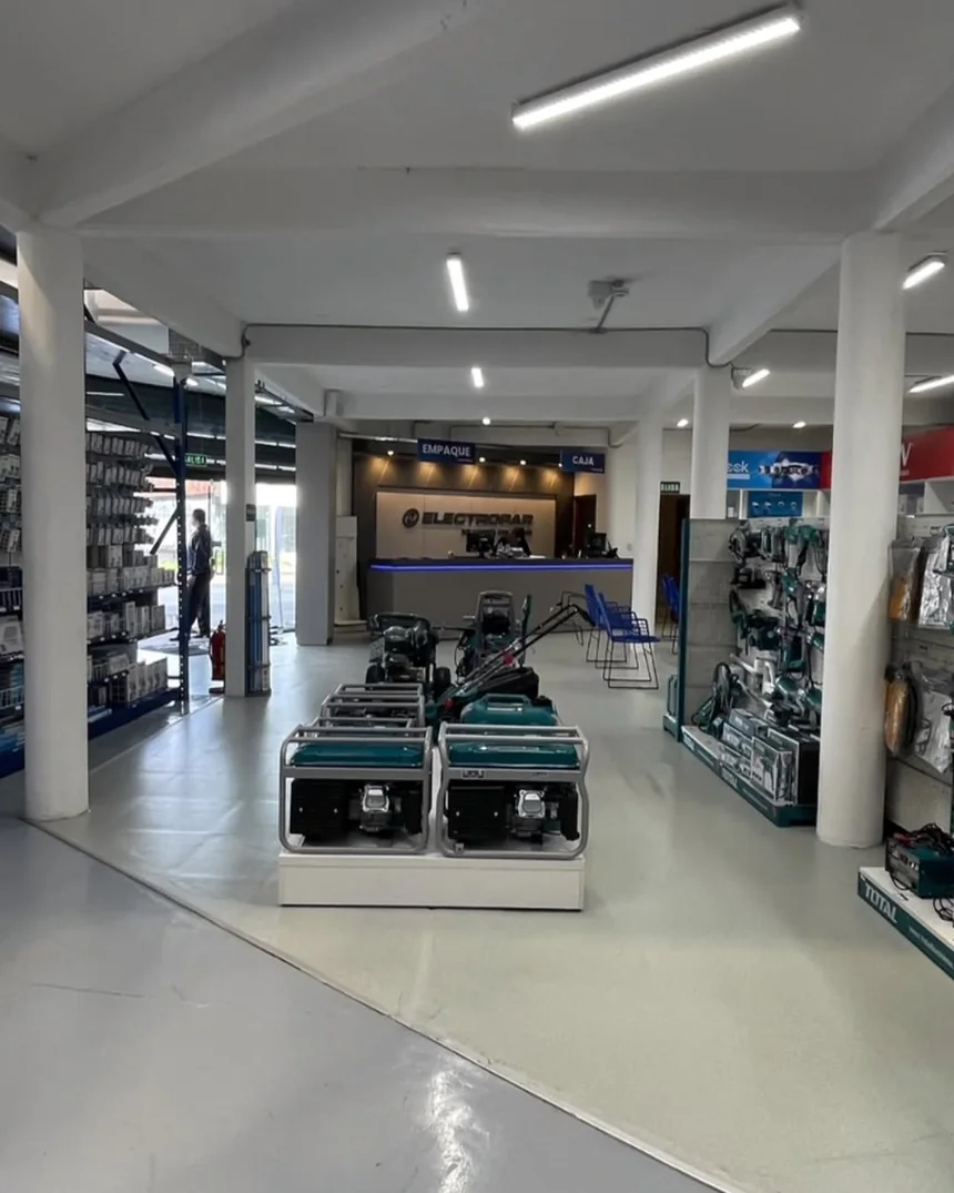 Salón de ventas de Electropar con generadores y herramientas