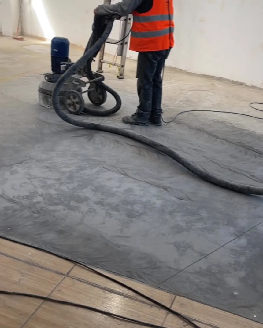 Operario puliendo un piso de hormigón